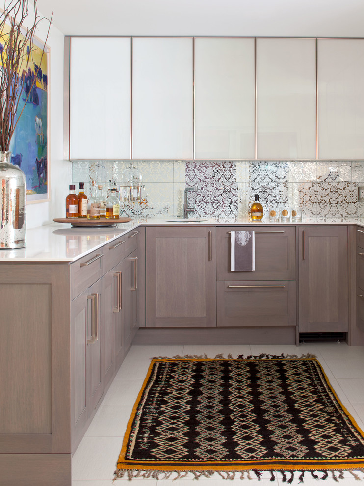 デンバーにある高級な中くらいなトランジショナルスタイルのおしゃれなホームバー (コの字型、ミラータイルのキッチンパネル、白い床、白いキッチンカウンター) の写真