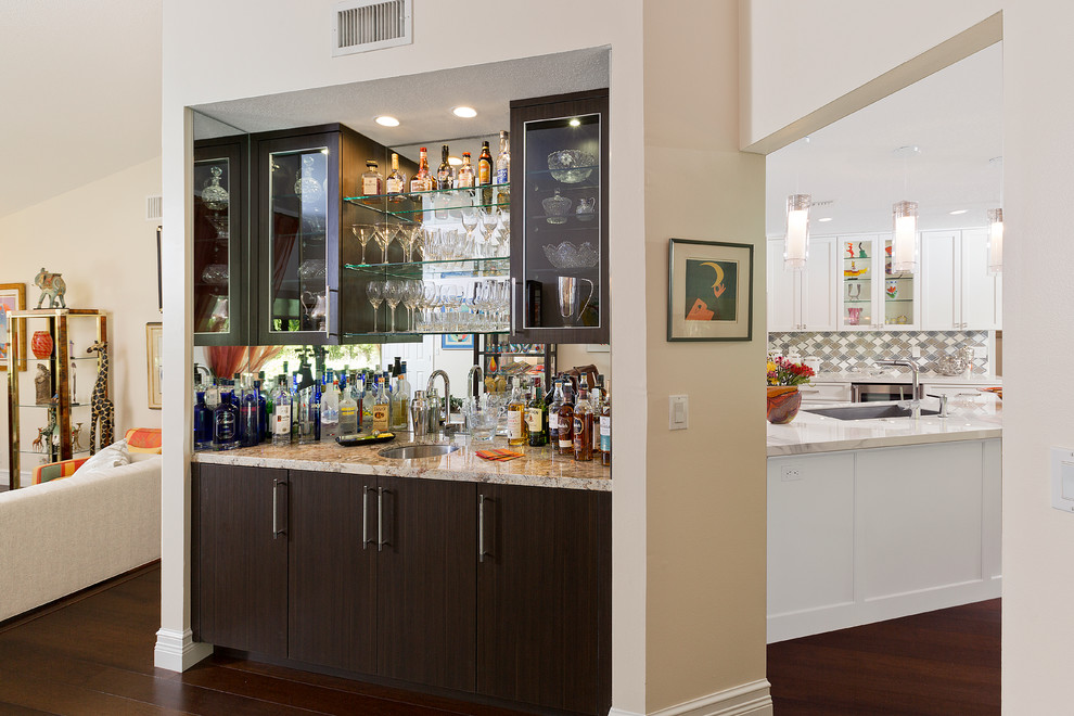 Ejemplo de bar en casa con fregadero lineal tradicional renovado pequeño con fregadero bajoencimera, armarios tipo vitrina y puertas de armario de madera en tonos medios