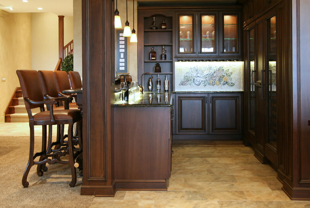 Modelo de bar en casa clásico con armarios con paneles empotrados, puertas de armario blancas, salpicadero de azulejos de cerámica y suelo de madera oscura
