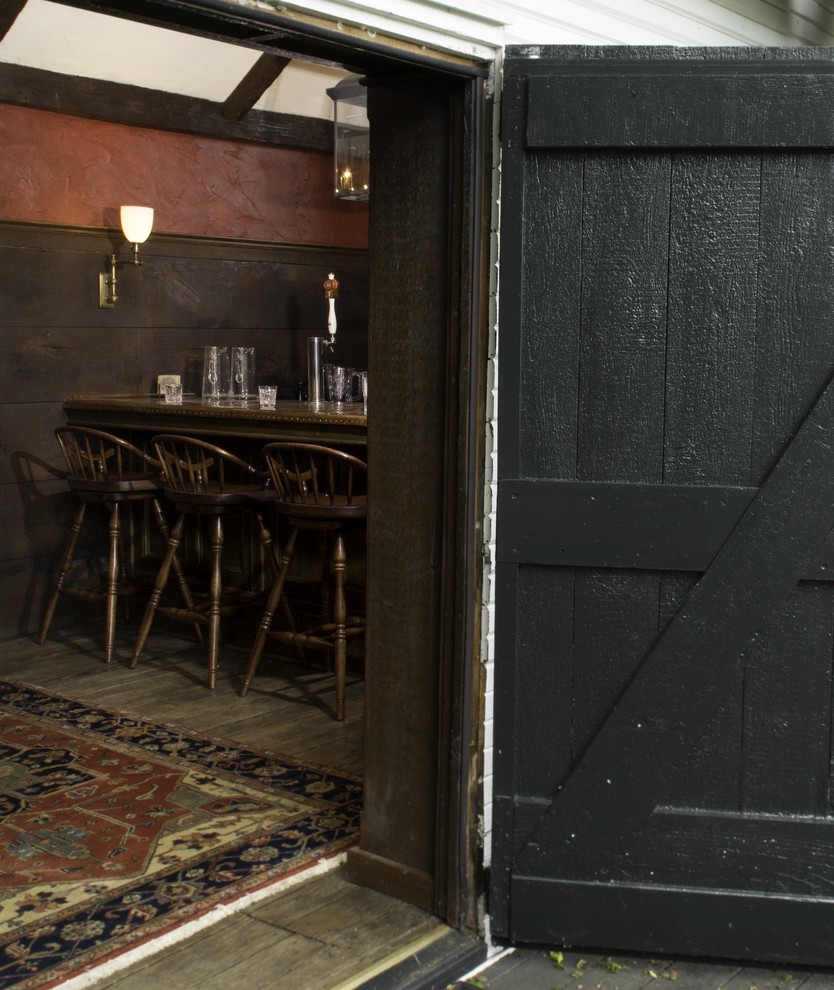 Foto di un grande angolo bar country con parquet scuro