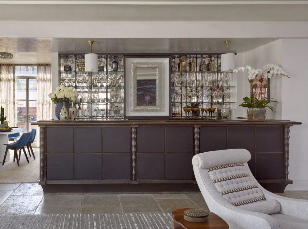 Идея дизайна: прямой домашний бар среднего размера в современном стиле с полом из известняка, мойкой и серыми фасадами без раковины