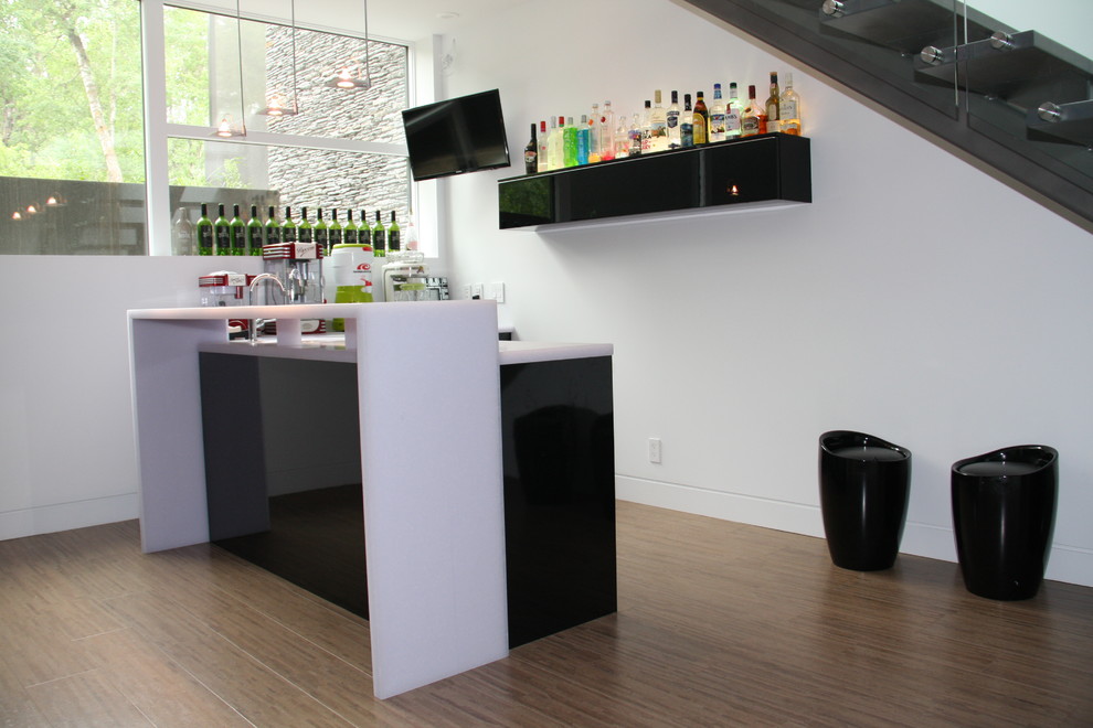 Esempio di un grande angolo bar con lavandino contemporaneo con lavello sottopiano, ante lisce, ante bianche, top in quarzo composito e pavimento con piastrelle in ceramica