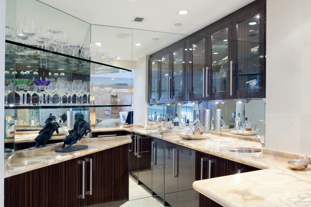 Moderne Hausbar mit Bartresen, flächenbündigen Schrankfronten, braunen Schränken, Marmor-Arbeitsplatte und Rückwand aus Spiegelfliesen in Miami