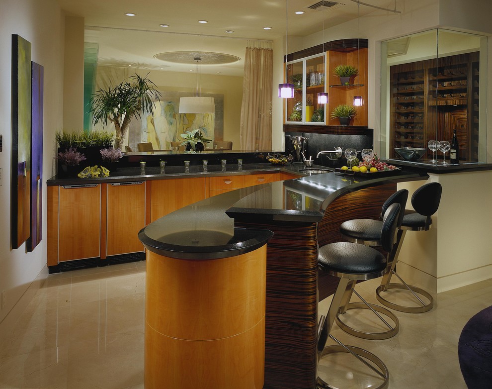 Foto di un bancone bar design con lavello sottopiano, ante lisce, ante in legno scuro, pavimento beige e top nero