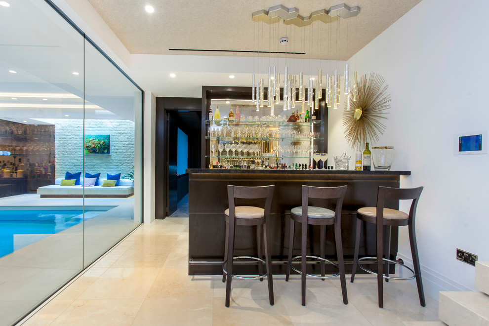Diseño de bar en casa con barra de bar de galera actual con puertas de armario de madera en tonos medios y salpicadero con efecto espejo