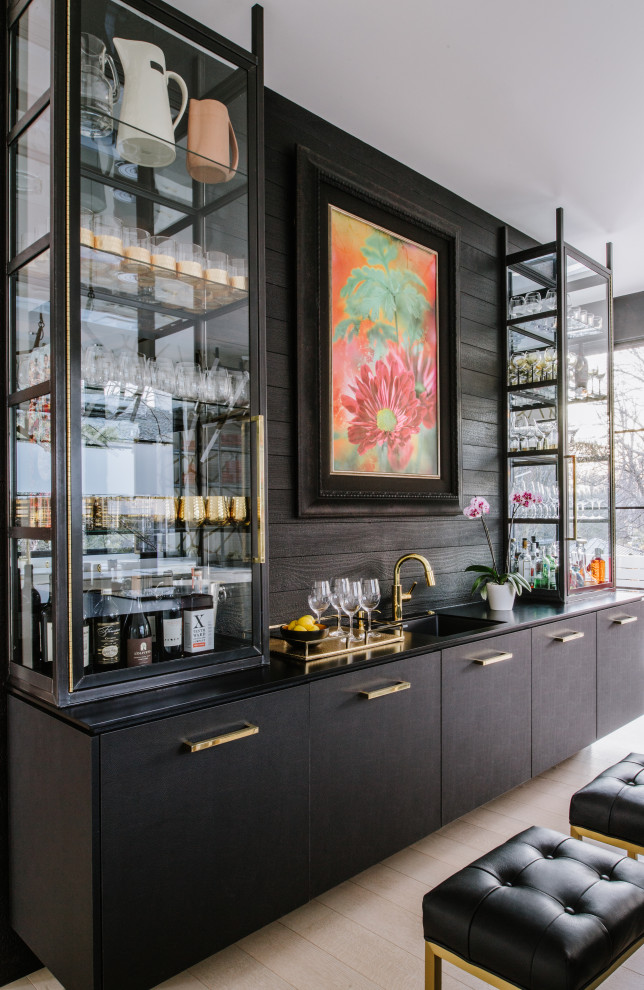 Foto di un grande angolo bar con lavandino minimal con lavello integrato, ante lisce, ante in legno bruno, paraspruzzi marrone, paraspruzzi in legno, pavimento beige e top nero