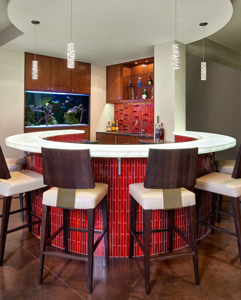 Ejemplo de bar en casa con barra de bar actual con fregadero bajoencimera, armarios abiertos, puertas de armario de madera oscura y salpicadero rojo