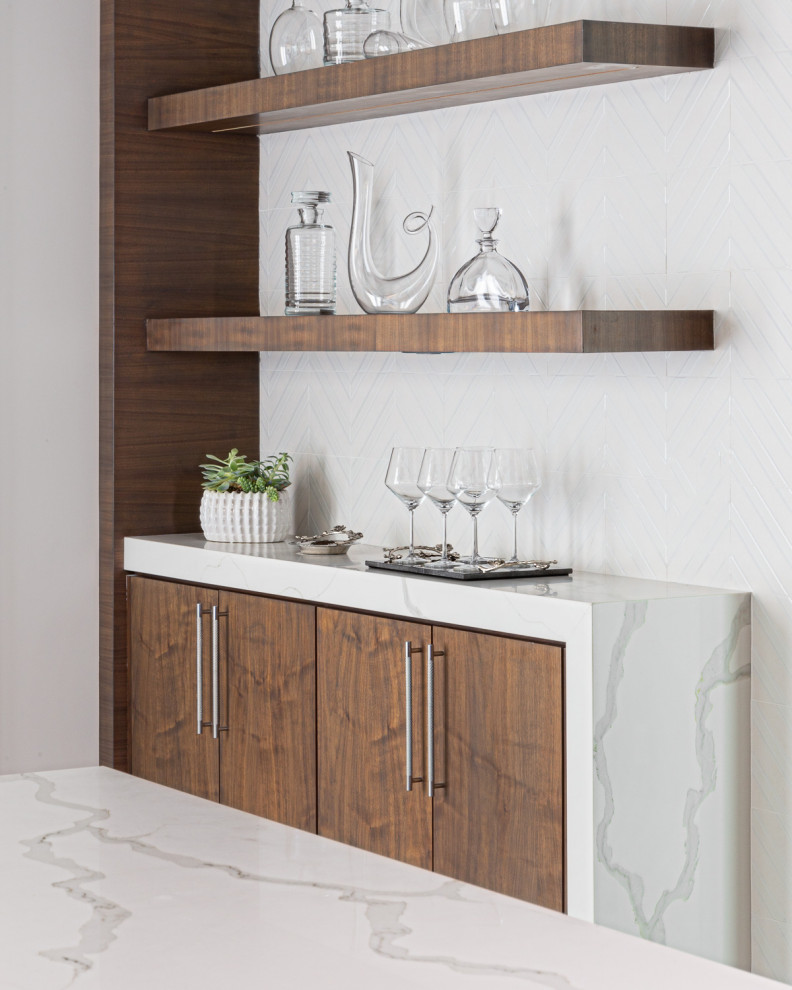 Foto di un angolo bar design di medie dimensioni con ante lisce, ante marroni, paraspruzzi bianco, paraspruzzi con piastrelle a mosaico e top bianco