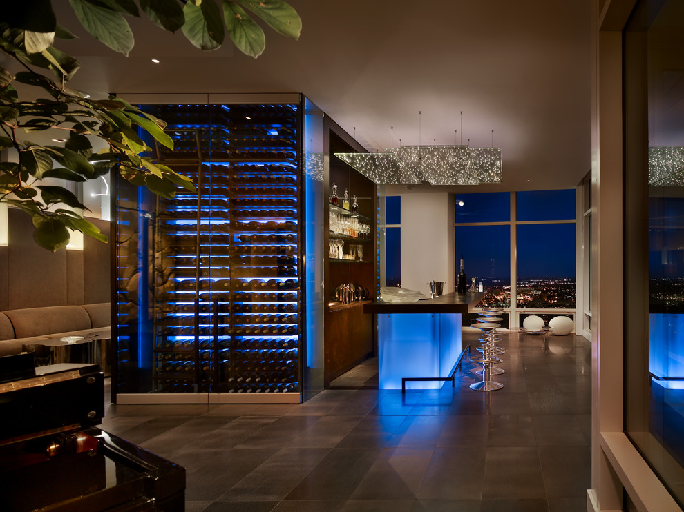 Cette image montre un bar de salon parallèle design en bois foncé avec des tabourets et un sol marron.