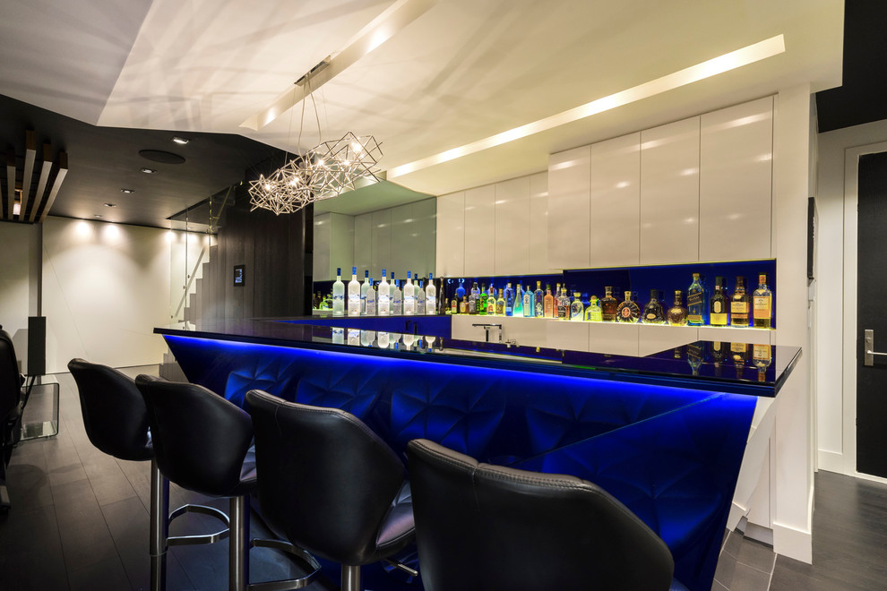 Diseño de bar en casa con barra de bar en U contemporáneo grande con armarios con paneles lisos, puertas de armario blancas, salpicadero azul y encimeras azules