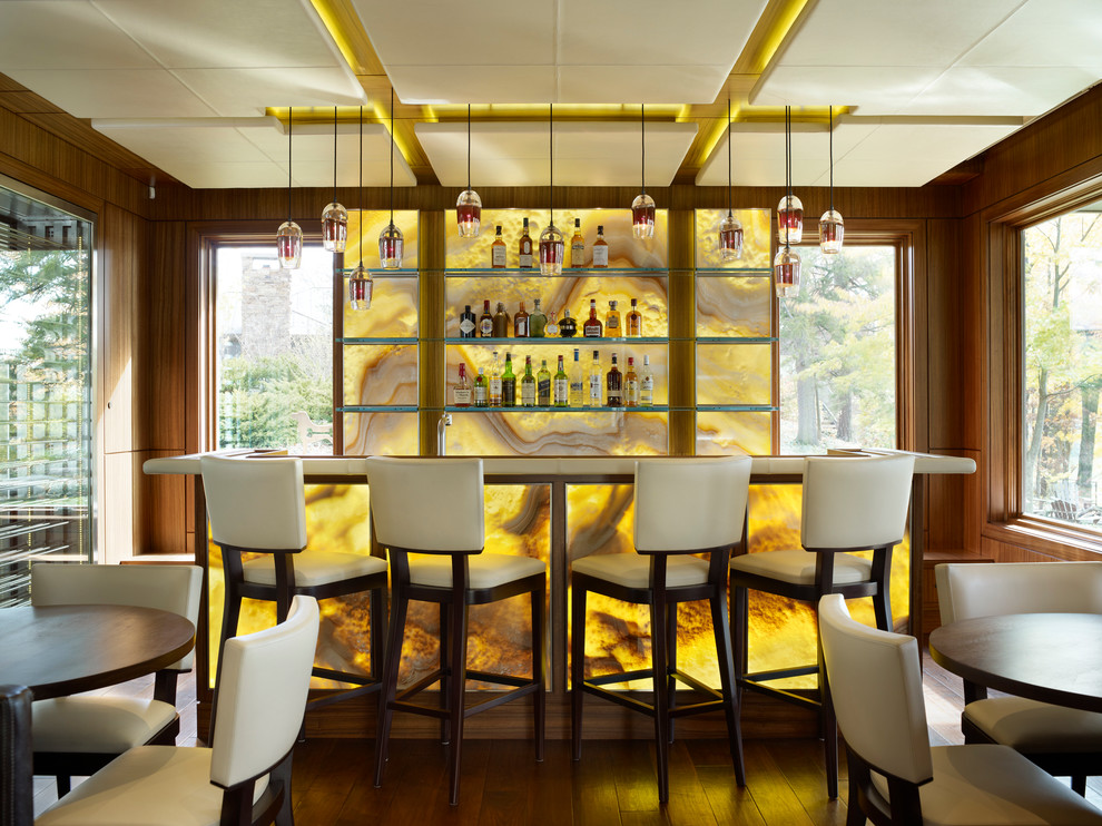 Стильный дизайн: параллельный домашний бар среднего размера в современном стиле с темным паркетным полом, барной стойкой, разноцветным фартуком и фартуком из каменной плиты - последний тренд