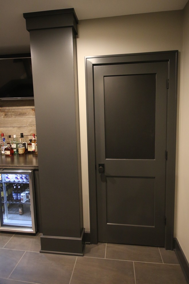 Foto di un bancone bar industriale di medie dimensioni con top in cemento, paraspruzzi marrone, paraspruzzi in legno, pavimento in gres porcellanato, pavimento grigio e top grigio