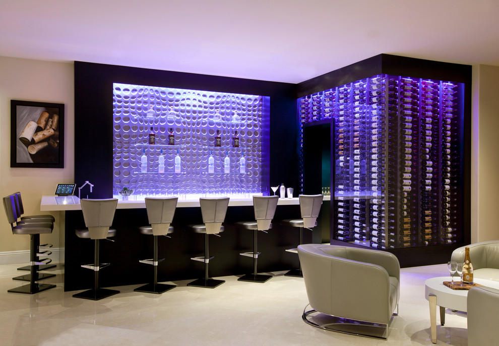 Immagine di un bancone bar contemporaneo di medie dimensioni con lavello da incasso, ante di vetro, ante nere, top in marmo, paraspruzzi con piastrelle di vetro, pavimento in gres porcellanato, pavimento bianco e top bianco