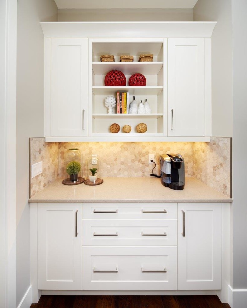 Exemple d'un petit bar de salon avec évier linéaire tendance avec aucun évier ou lavabo, un placard à porte shaker, des portes de placard blanches, un plan de travail en quartz modifié, une crédence beige, une crédence en mosaïque, parquet foncé et un sol marron.