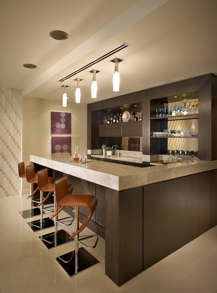 Moderne Hausbar in U-Form mit Bartheke, dunklen Holzschränken und Rückwand aus Spiegelfliesen in Miami