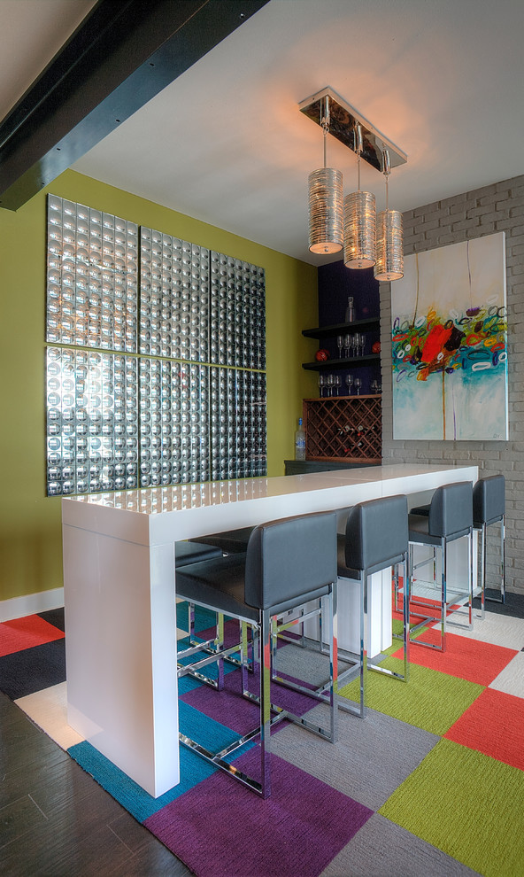 Ejemplo de bar en casa con barra de bar contemporáneo sin pila con armarios abiertos y suelo multicolor
