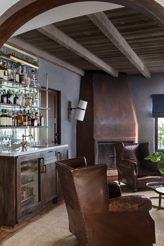 Свежая идея для дизайна: гостиная комната в стиле фьюжн с домашним баром - отличное фото интерьера