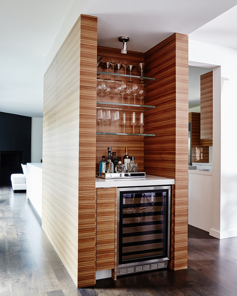 Inspiration pour un petit bar de salon design en bois brun avec un plan de travail en surface solide, parquet foncé, une crédence marron et un plan de travail blanc.