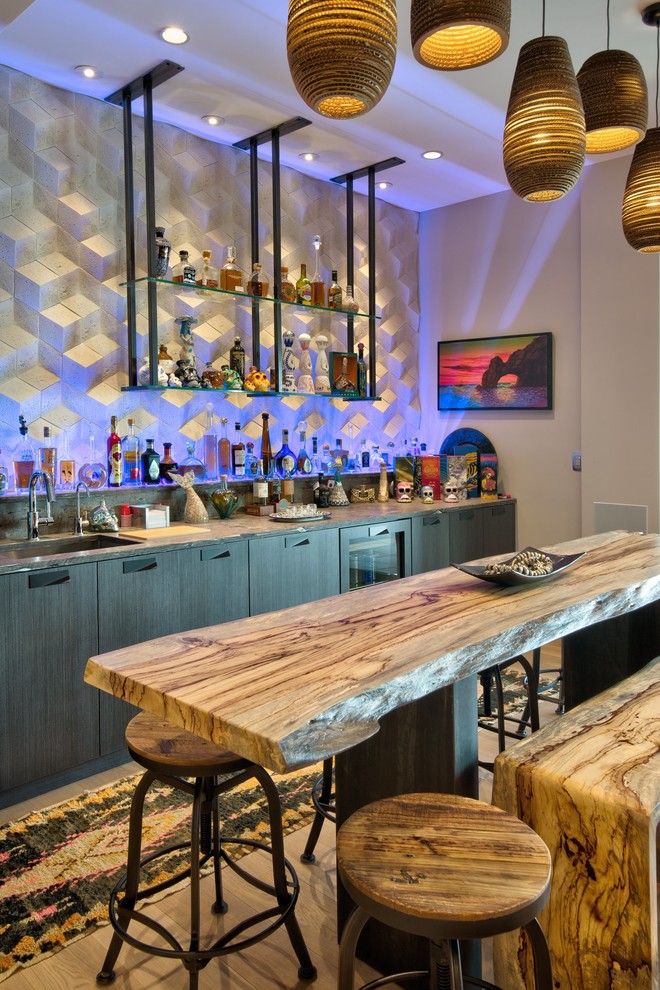 Imagen de bar en casa con fregadero contemporáneo con armarios con paneles lisos, puertas de armario negras, salpicadero verde y encimeras grises