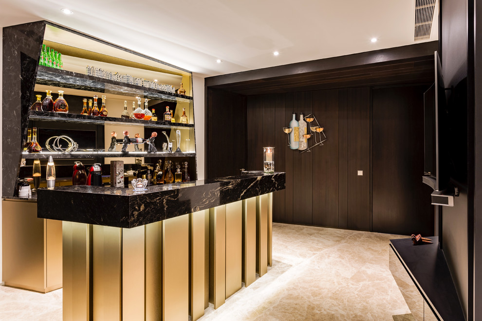Cette photo montre un bar de salon avec évier parallèle tendance avec des portes de placard jaunes, une crédence miroir et un sol beige.
