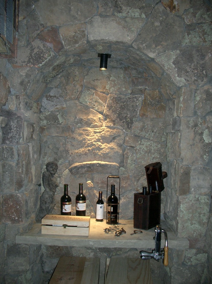 Idee per un angolo bar con lavandino stile rurale con paraspruzzi in lastra di pietra