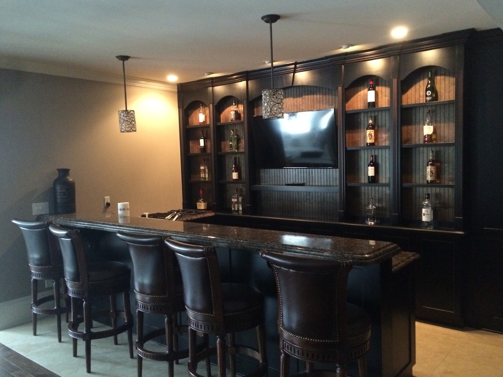 Modelo de bar en casa con barra de bar en U contemporáneo pequeño con armarios con rebordes decorativos, puertas de armario de madera en tonos medios y encimera de granito
