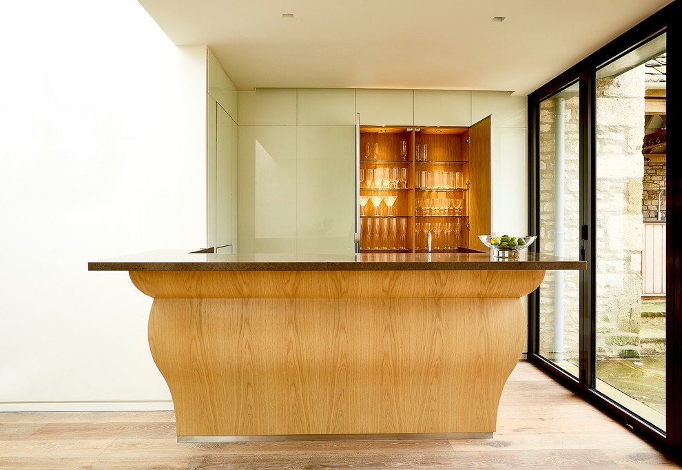Inspiration för en mellanstor funkis u-formad hemmabar med vask, med vita skåp och granitbänkskiva