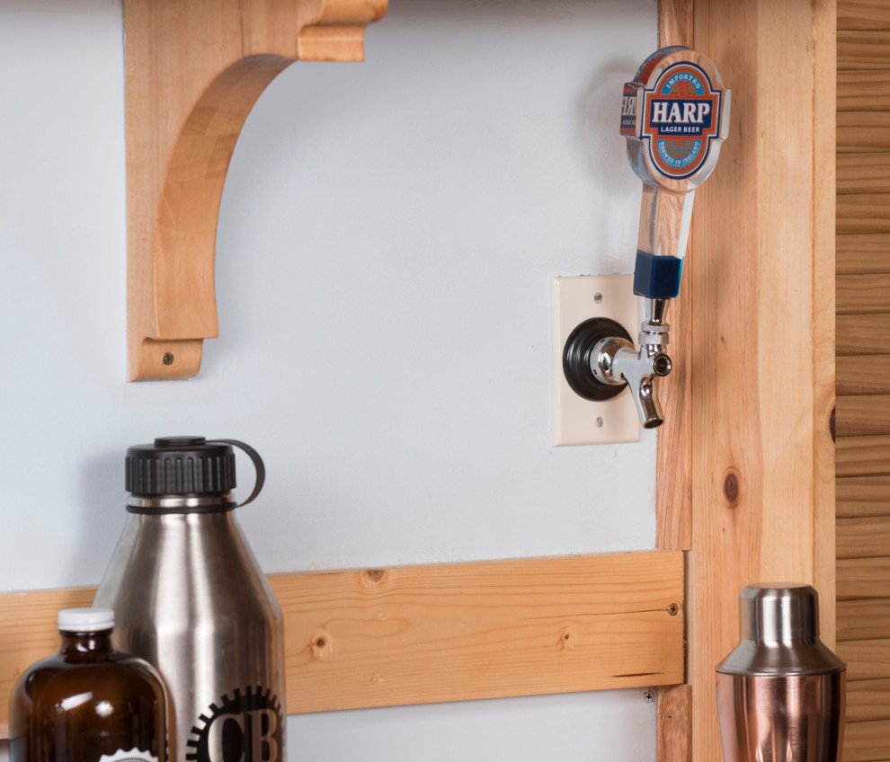 Modelo de bar en casa con fregadero de galera de estilo americano pequeño con armarios abiertos, puertas de armario de madera oscura y encimera de madera