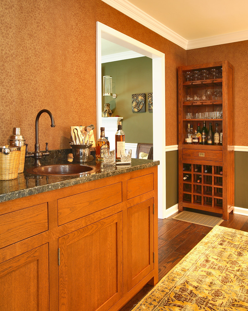 Cette image montre un bar de salon avec évier traditionnel en bois brun avec parquet foncé, un évier posé et un placard à porte shaker.