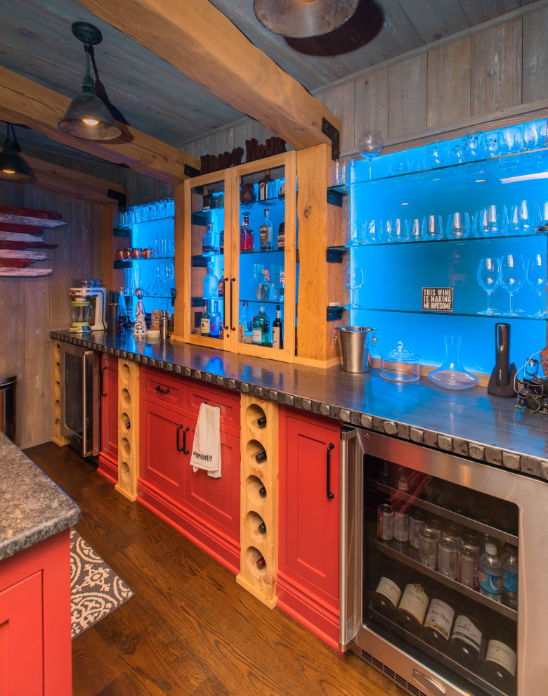 Ispirazione per un angolo bar tradizionale con ante in stile shaker, ante rosse, paraspruzzi blu, paraspruzzi con lastra di vetro e pavimento in legno massello medio