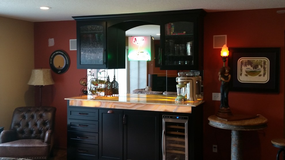 Foto di un angolo bar moderno con top in onice