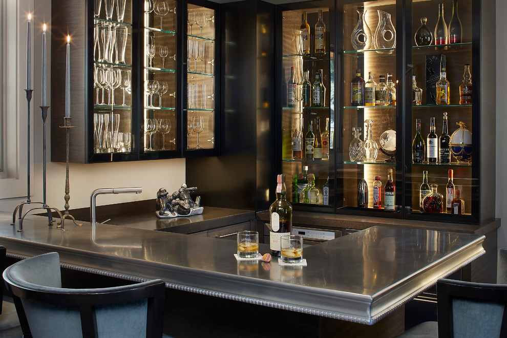 Esempio di un angolo bar con lavandino contemporaneo di medie dimensioni con lavello sottopiano, ante di vetro e ante in legno bruno