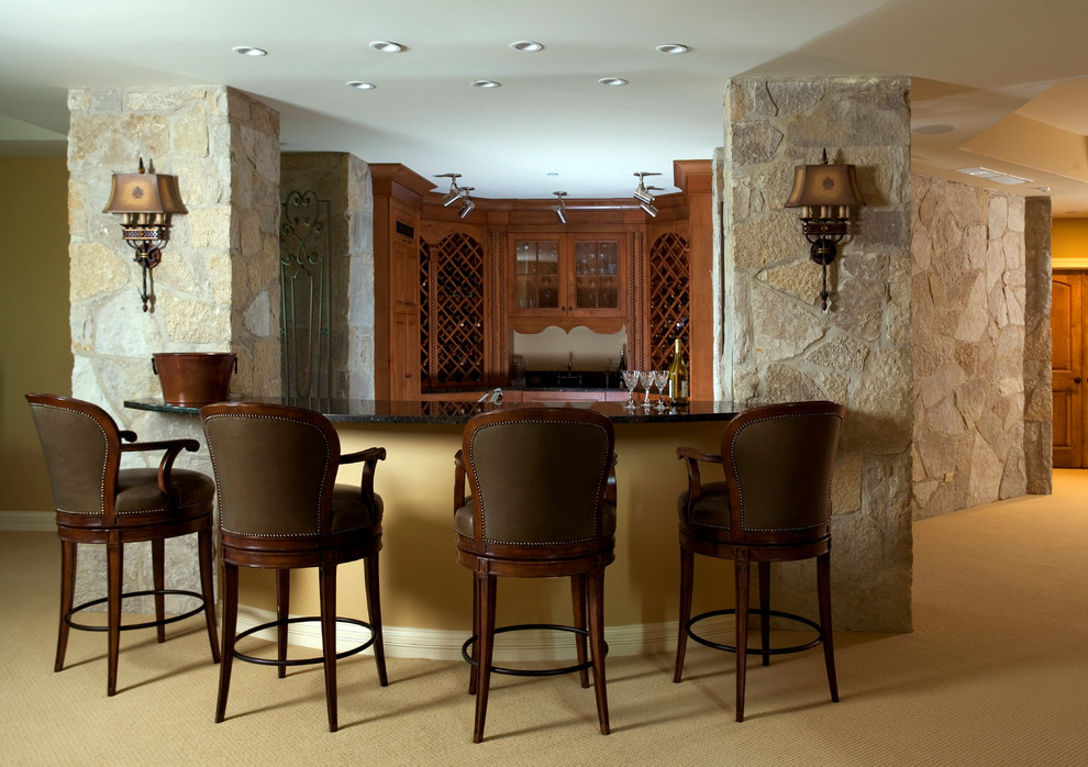 Exemple d'un très grand bar de salon linéaire chic en bois brun avec des tabourets, un plan de travail en granite et moquette.
