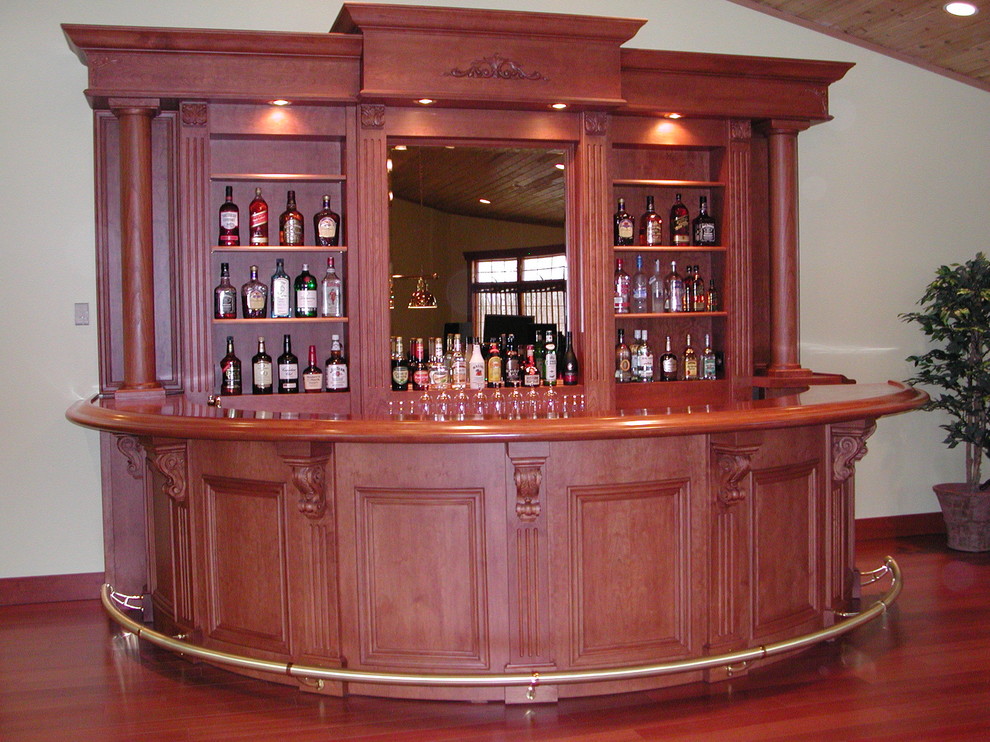 Idee per un grande angolo bar tradizionale con pavimento in legno massello medio