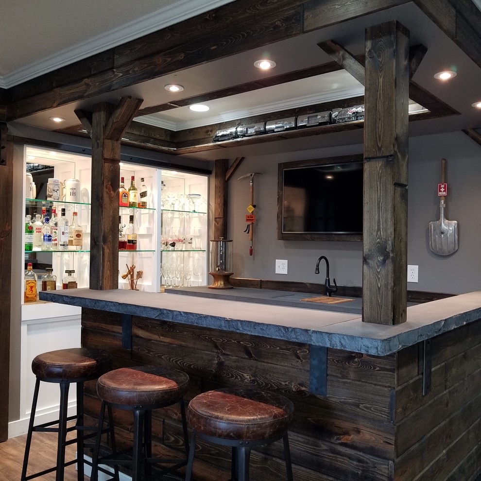 Diseño de bar en casa con barra de bar en U actual grande con fregadero integrado, armarios con paneles empotrados, encimera de cemento, salpicadero marrón y salpicadero de madera