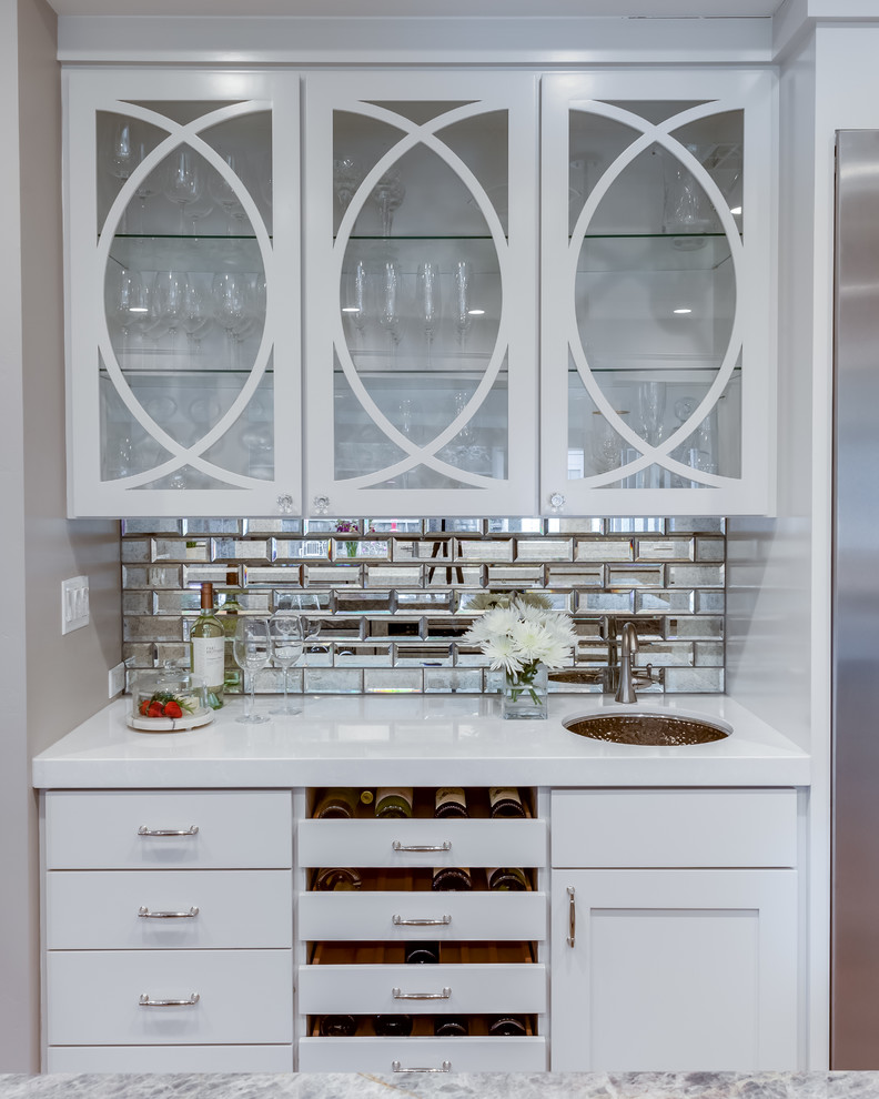 Klassisk inredning av en mellanstor vita linjär vitt hemmabar med vask, med en undermonterad diskho, släta luckor, vita skåp, bänkskiva i koppar, spegel som stänkskydd, mellanmörkt trägolv och brunt golv