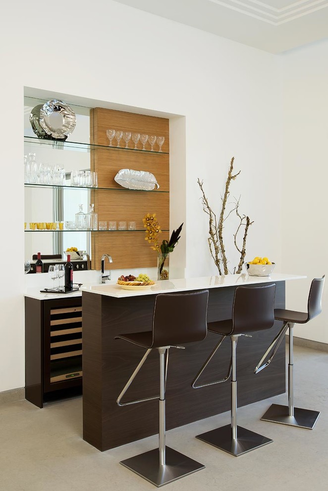 Contemporary breakfast bar in New York with open cabinets, mirror splashback and grey floors.