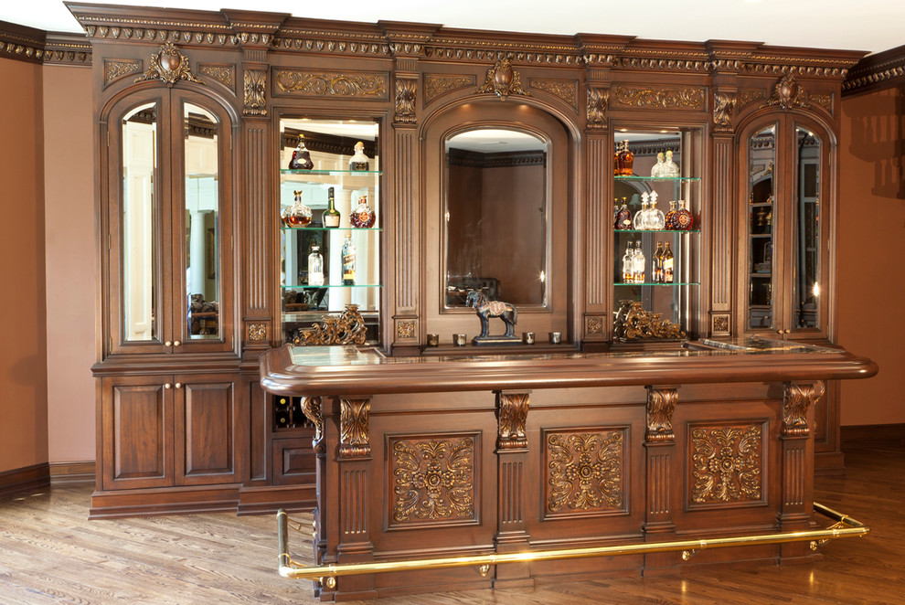 Cette image montre un bar de salon traditionnel de taille moyenne avec un sol en bois brun.