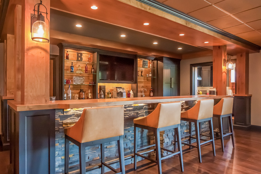Foto de bar en casa con fregadero lineal de estilo americano grande con armarios estilo shaker y puertas de armario de madera en tonos medios