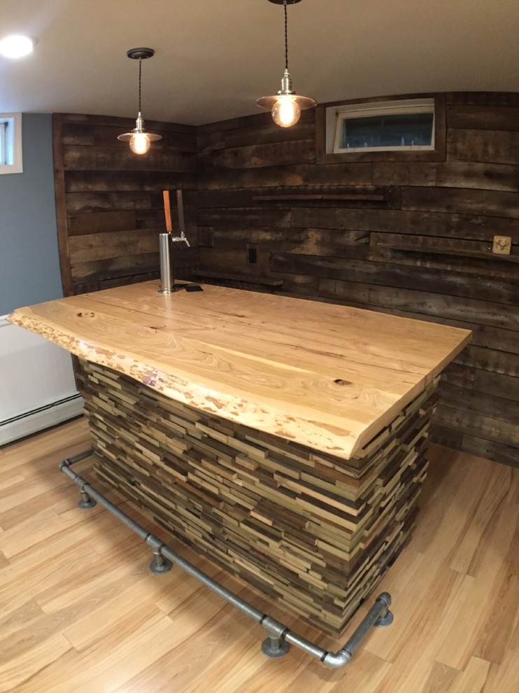 Imagen de bar en casa contemporáneo con encimera de madera