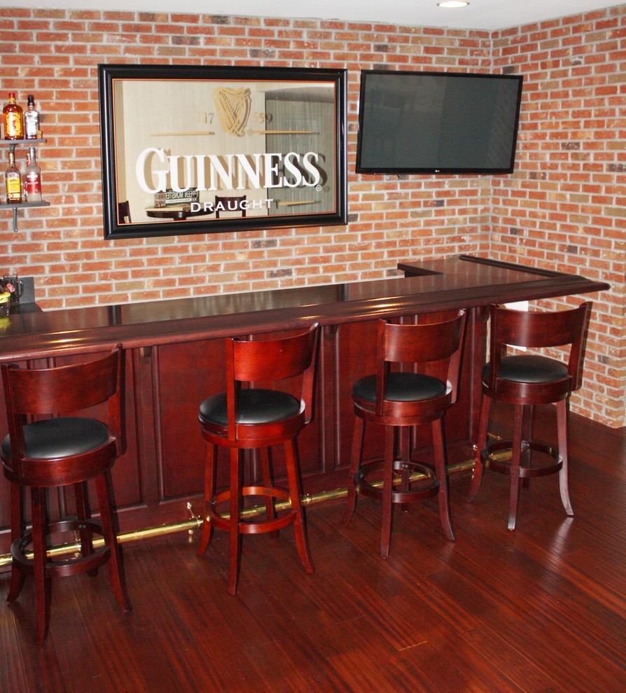 Foto de bar en casa con barra de bar lineal moderno de tamaño medio con armarios con paneles con relieve, puertas de armario de madera en tonos medios, encimera de madera y suelo de madera oscura