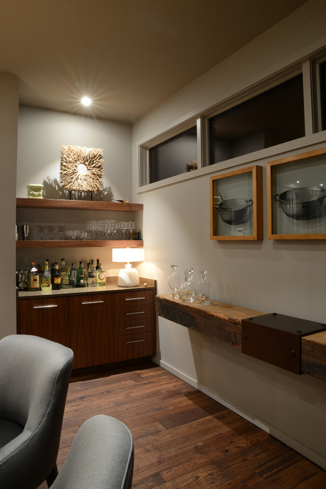 Immagine di un grande angolo bar con nessun lavello, ante lisce, ante in legno bruno, top in legno, paraspruzzi beige e parquet scuro