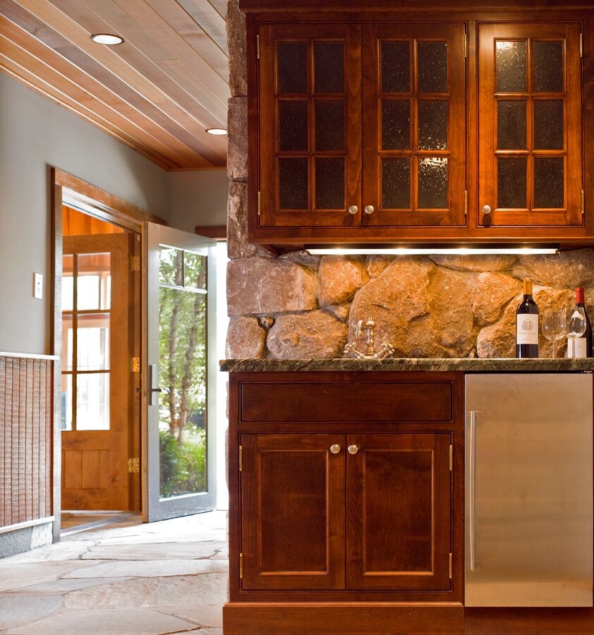 На фото: прямой домашний бар среднего размера в стиле рустика с мойкой, врезной мойкой, стеклянными фасадами и фасадами цвета дерева среднего тона