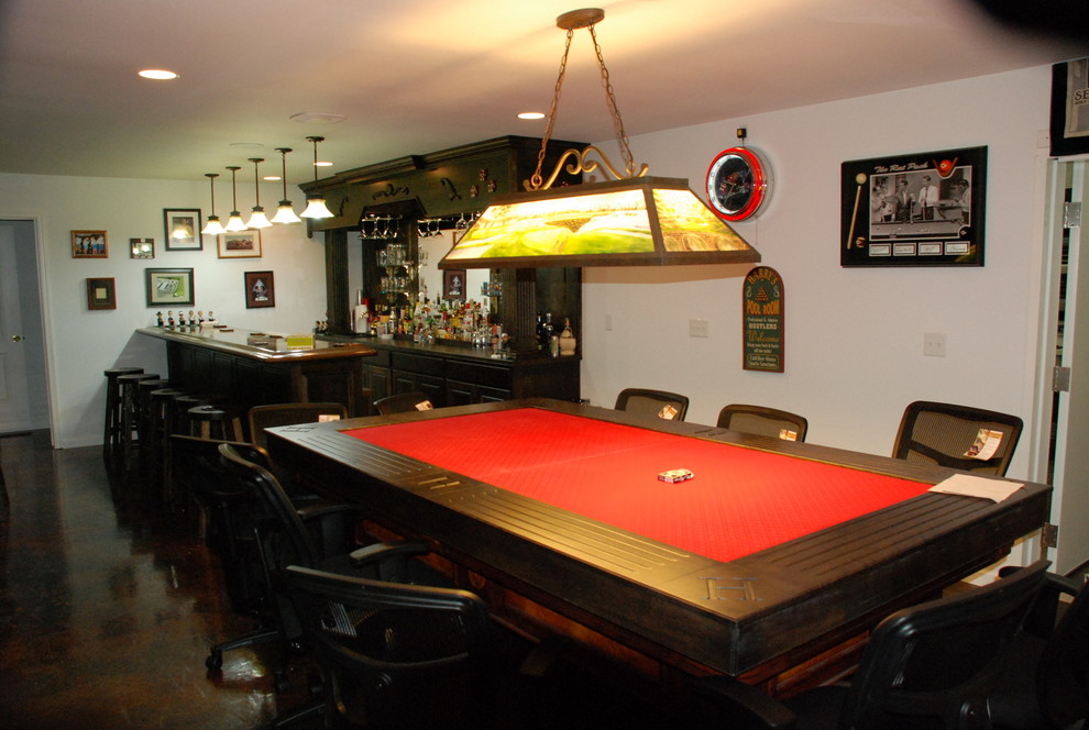 Cette photo montre un grand bar de salon parallèle chic en bois foncé avec des tabourets, un placard avec porte à panneau surélevé, un plan de travail en bois, une crédence miroir et sol en béton ciré.