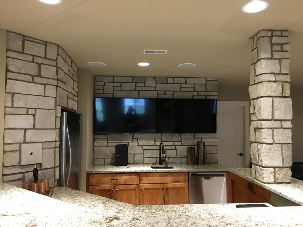Moderne Küche in U-Form mit Unterbauwaschbecken, flächenbündigen Schrankfronten, hellbraunen Holzschränken, Granit-Arbeitsplatte, Küchenrückwand in Beige und Teppichboden in Omaha