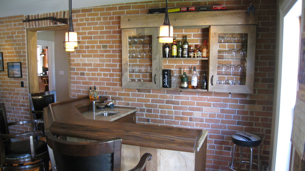 Imagen de bar en casa con barra de bar en L rural pequeño con fregadero bajoencimera, puertas de armario de madera en tonos medios, encimera de madera, salpicadero marrón y salpicadero de ladrillos