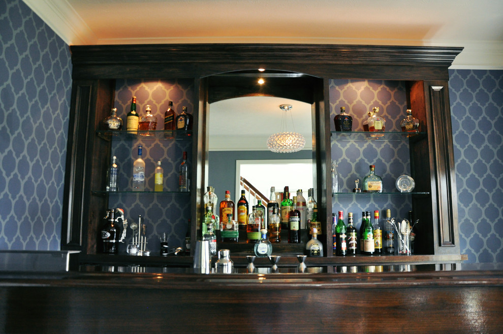 Aménagement d'un grand bar de salon parallèle contemporain en bois foncé avec des tabourets, un placard sans porte et un plan de travail en bois.
