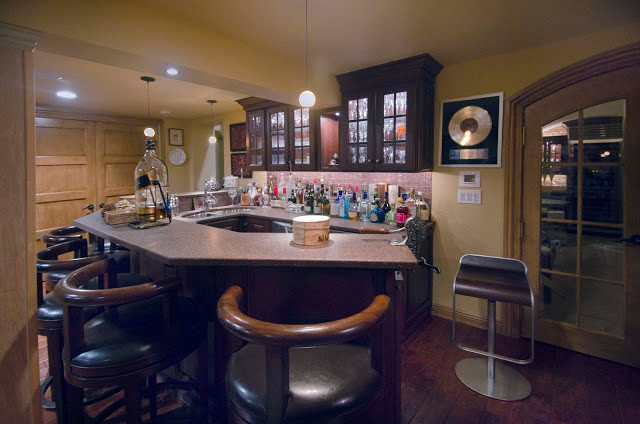 Mid-sized transitional home bar photo in New York