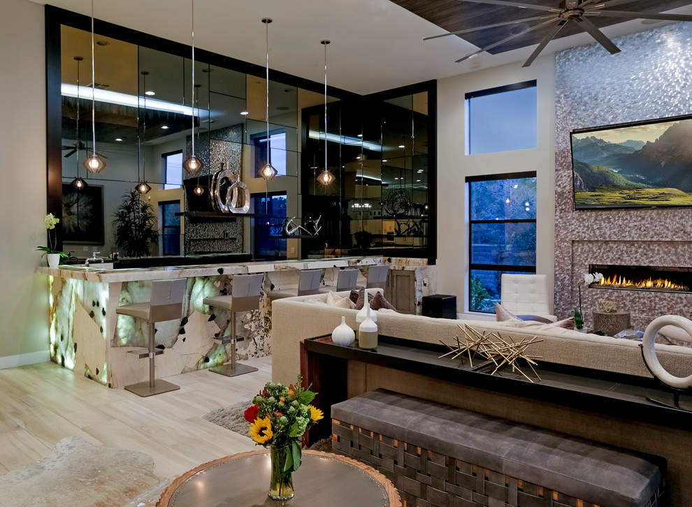 Exemple d'un grand bar de salon parallèle tendance avec un évier encastré, un placard à porte plane, un plan de travail en onyx, une crédence noire, une crédence miroir, un sol en carrelage de céramique et un sol beige.