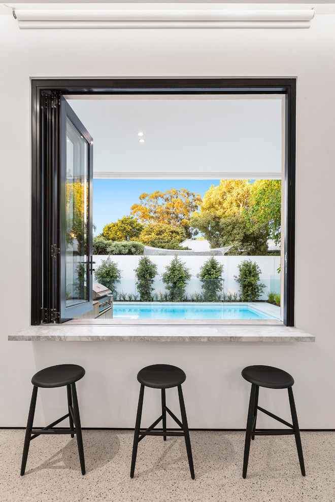 Einzeilige, Mittelgroße Moderne Hausbar mit Bartheke, Marmor-Arbeitsplatte, Betonboden, weißem Boden und grauer Arbeitsplatte in Melbourne